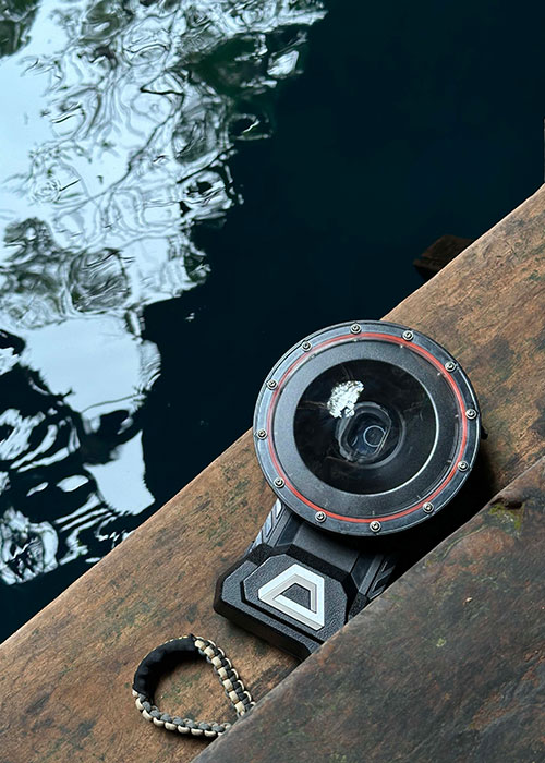 Divevolk dome lens attached to the SeaTouch 4 Max Plus iPhone underwater housing